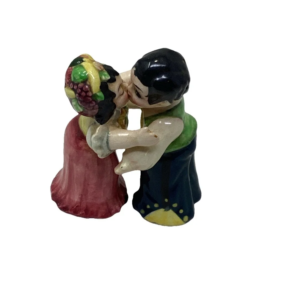 Vtg Japan Porcelain Spanish Kissing Couple Salt & Pepper Shaker Set Kitchy
